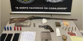 Casal é preso com armas e drogas