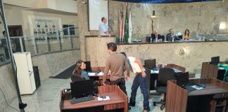 Debate acirra disputa e foto mostra conversa de pé de ouvido entre Otacília, Hakuna e Emanuel