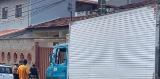 Polícia Militar fiscaliza trânsito na rua Divinópolis