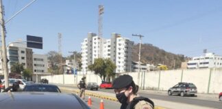 Polícia Militar e lideranças femininas realizam blitz consciente na Prainha