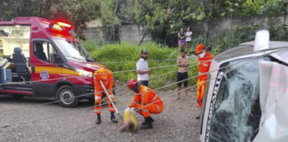 Carro bate em poste, capota e passageiro morre
