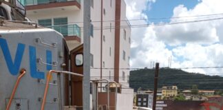 Carro com duas idosas é colhido por composição férrea em Itaúna(vídeo)