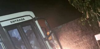 Ônibus da Via Sul bate e derruba muro no Jadir Marinho