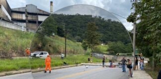 Carro colide com dois postes, sai da pista e motoqueiro é atingido em cheio na Reta de Santanense