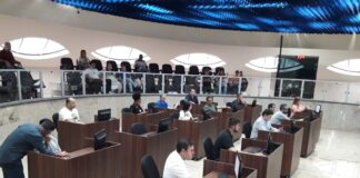 Vereadores e público lotam as dependências da Câmara sem máscara