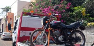 Homem faz peripécias em moto e é preso pela PM em Itatiaiuçu