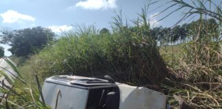 Carro capota em Itapecerica e deixa motorista ferido