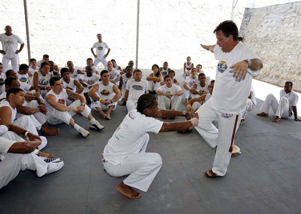 Jogar Capoeira  Enciclopédia Itaú Cultural