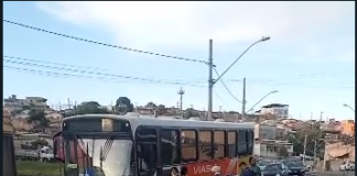 Onde foi parar a roda? Ônibus da ViaSul quebra na Av. Manoel da Custódia (VÍDEO)