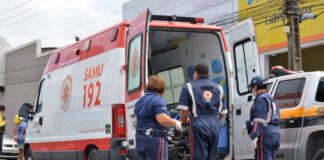 Motorista fica gravemente ferido ao colidir com poste no bairro Tropical