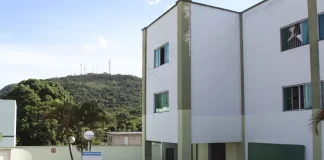 Ataque de fúria no hospital, mulher insatisfeita com atendimento ao filho agride médicos