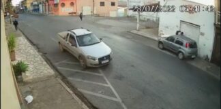 Carro sobe no passeio e por pouco não passa por cima de pedestre (vídeo)