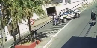 Colidir com outro veículo já é ruim, bater na viatura da PM, pior ainda (vídeo)