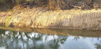 Um depósito de ferro velho em plena via pública