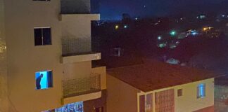 Armado com facas, homem surta, agride esposa e pula em cima de telhado