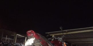 Dupla é presa transportando em moto televisor furtado