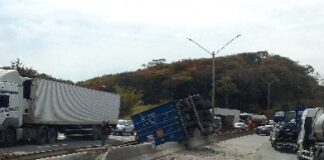 Em Itaguara caminhão atinge mureta, capota e motorista fica preso às ferragens (vídeo)