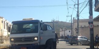 Carros colidem em passagem de nível no centro de Itaúna