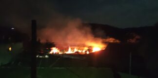 Moradores em situação de rua brigam e incendeiam barraco debaixo da ponte (vídeo)