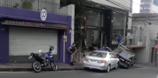 Colisão na Rua Dr. José Gonçalves danifica dois carros e destrói acesso a loja de calçados (vídeo)