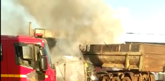 Carreta e semirreboque pegam fogo no bairro Santa Mônica ao lado de posto de gasolina