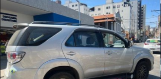 Motociclista pula da moto e evita se ferir com gravidade em colisão