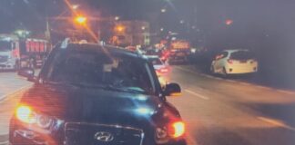 Acidente de trânsito, carro atinge trailer e sobe em canteiro central na Jove Soares