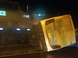 Colisão entre trem e ônibus da Viasul deixa dois feridos em Itaúna (13 vídeos)