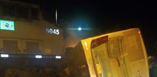 Colisão entre trem e ônibus da Viasul deixa dois feridos em Itaúna (13 vídeos)