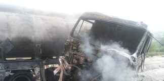 Carreta pega fogo ao bater de frente com caminhonete em Formiga (vídeo)