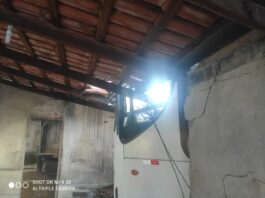 Ônibus bate em muro de casa e atinge carro no bairro Jadir Marinho