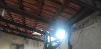 Ônibus bate em muro de casa e atinge carro no bairro Jadir Marinho