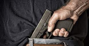 Dois homens presos por porte ilegal de arma de fogo