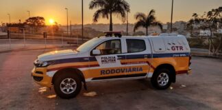 Motorista de Gol bate de frente com carreta após evitar colisão na traseira de carro na MG 050