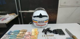 Homem é abordado pela PMMG e grita para a mulher que joga prova do crime pelo muro