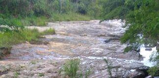 Carro cai de ponte sobre região conhecida como “Poção” em Itaúna(vídeo)