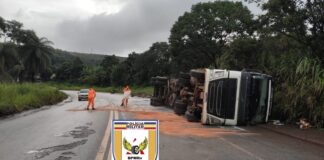 Motorista dorme ao volante e tomba carreta na MG431(vídeo)