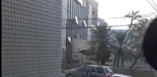 Carro perde freio descendo a Diógenes Nogueira e para na barra de proteção (vídeo)