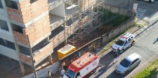 Homem sofre acidente de moto na Av. Jk