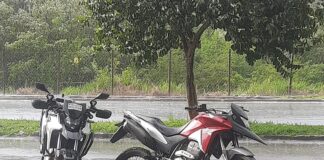 Motociclista sem CNH, moto irregular e namorada na garupa foge da PM