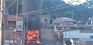 Ônibus em chamas nesta manhã em Itaúna