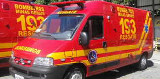 Bombeiros atendem capotamento na alça de acesso da MG-050 para a Av. Silva Jardim