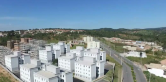 Criança de 3 anos pula do 3º andar de prédio no Condomínio Murilo Gonçalves, depois de ter sido deixada em casa sozinha