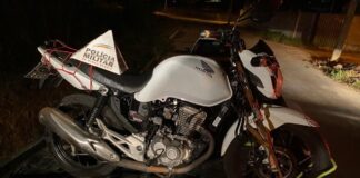 Perseguição policial termina em colisão de viatura e apreensão de menor e adulto por porte de arma e drogas