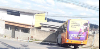 Ônibus da Viasul atinge residência no Morada Nova