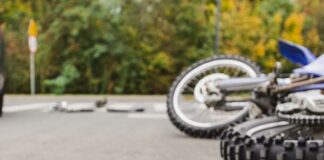 Homem inabilitado cai de moto no Garcias após derrapagem