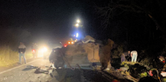 Carro com cinco pessoas realiza ultrapassagem e colide frontalmente, na AMG 0345 (fotos e vídeos)