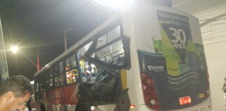 Acidente entre ônibus e composição férrea em Itaúna deixa passageiros feridos