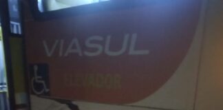 Acidente entre carro e ônibus deixa duas pessoas feridas em Itaúna