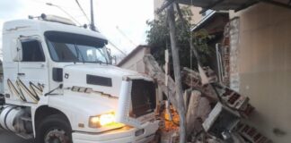 Homem inabilitado furta carreta em lava jato, colide em residência e foge do local